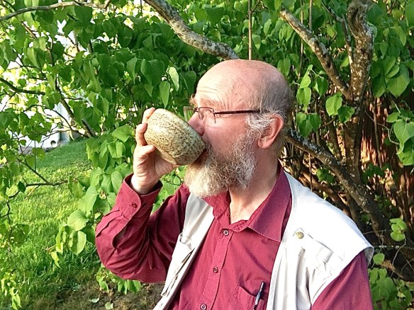 Det är fortfarande så varmt att jag kan sitta utomhus på mornarna och dricka mitt te. 