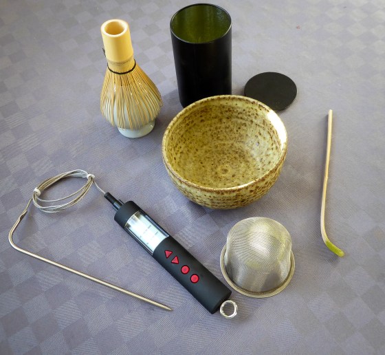 Utrustning som man behöver för att göra macha te: bambu visp, tätslutande burk för macha pulvret, stor teskål, bamuspatel, sil för att sila pulvret ner i koppen och en termometer för att se till att vattnet är 60-70 grader varmt. 