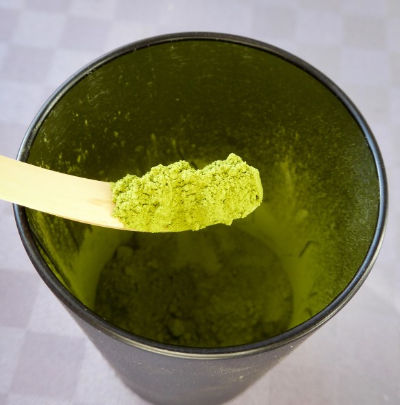 Man börjar med att ta två spatlar av macha pulvret med bambuspateln. 