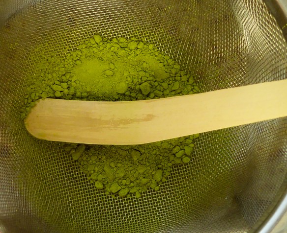 Pulvret silas genom en sil så det lägger sig jämt i tekoppen. Detta steg måste inte göras men tillhör den japanska traditionen. 