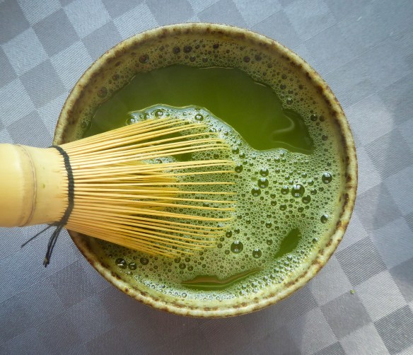 Sen späder man emulsionen så koppen blir fylld. Man vispar i en rörelse som ser ut som ett M eller W så teet fylls med luft och får ett grönt skum på ytan. Sen dricker man det. 